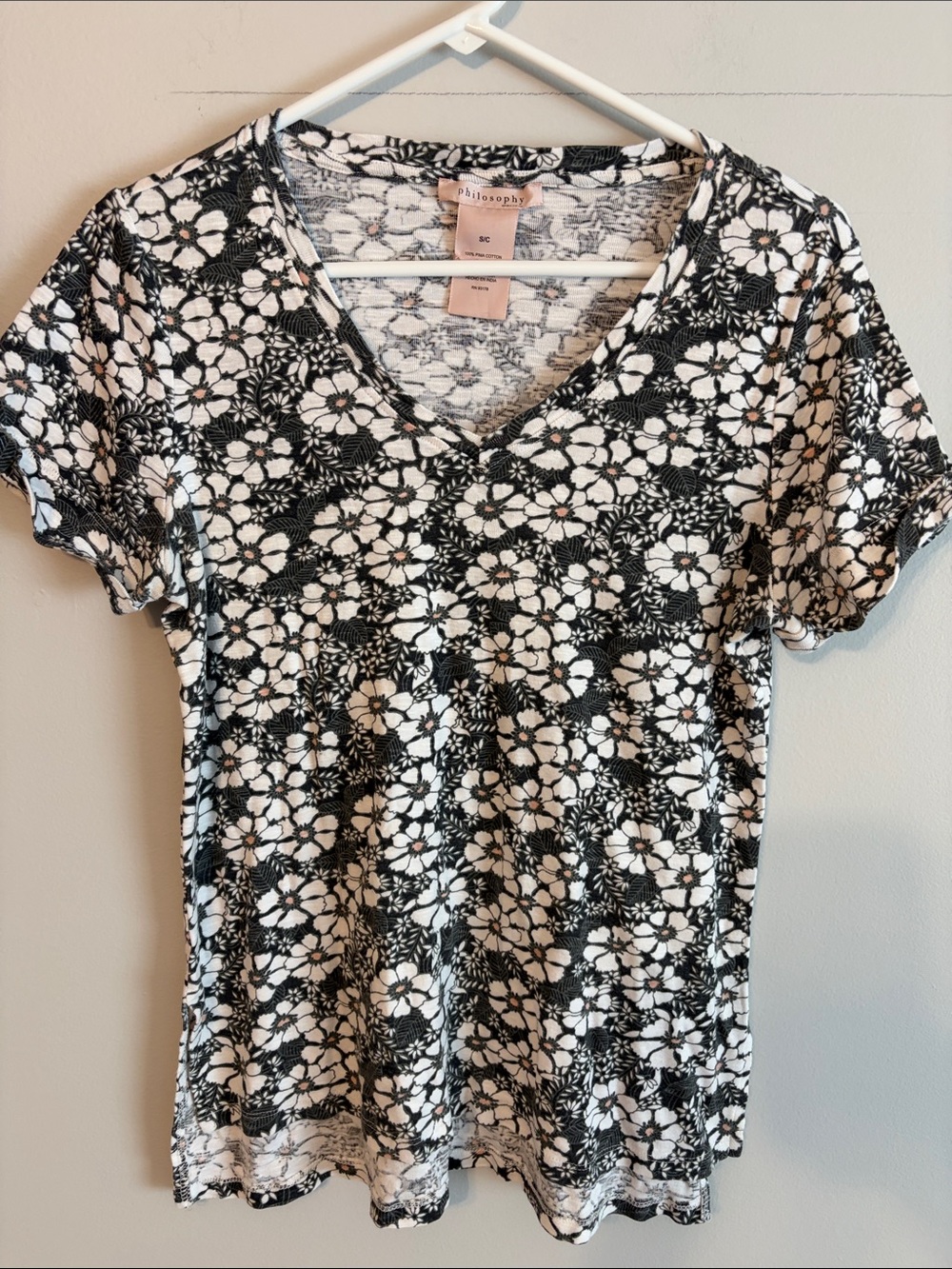 Philosophy grey/pink and White Floral V-Neck Short Sleeve Tee. Small. 💯 Pima.